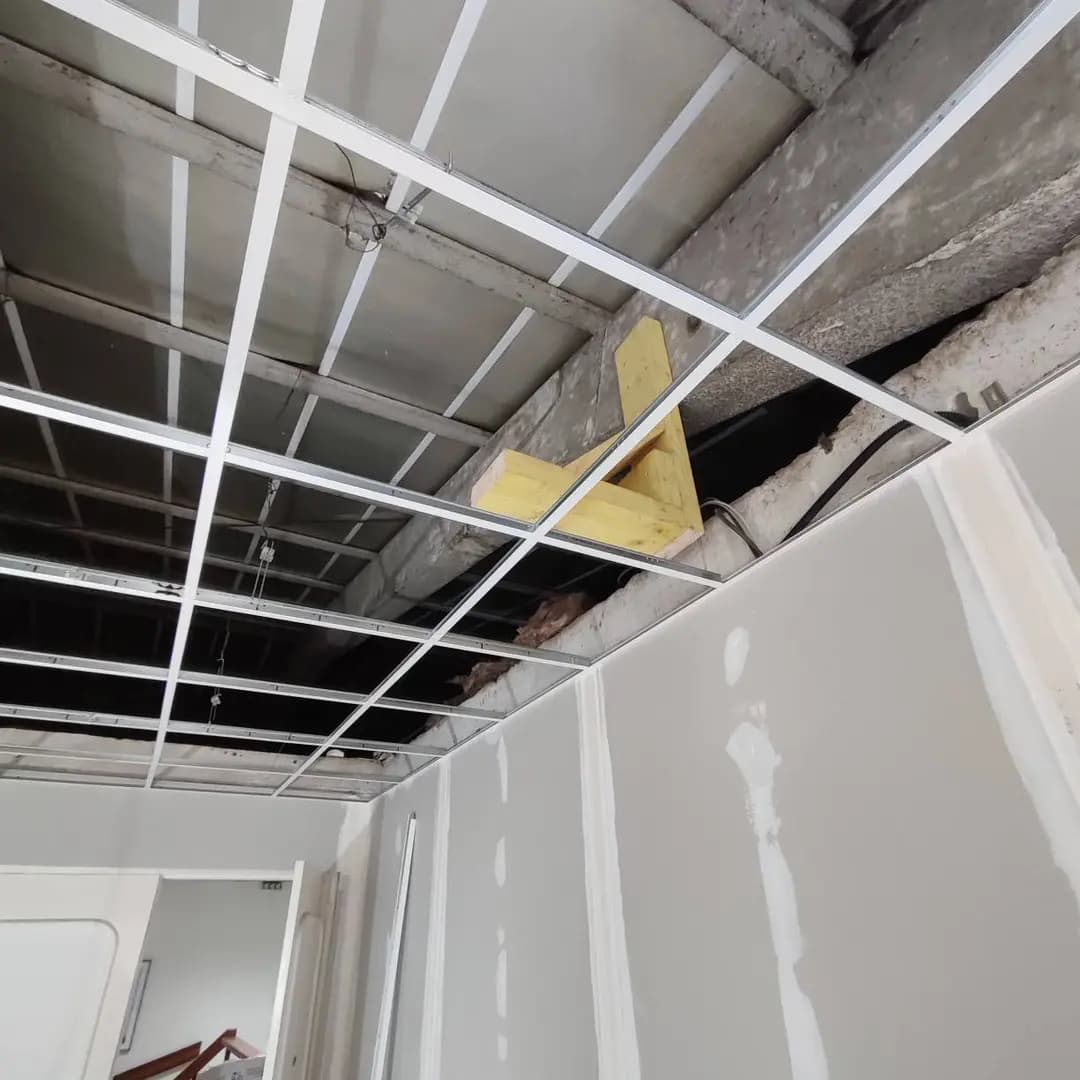 Plafond suspendu moderne avec éclairage