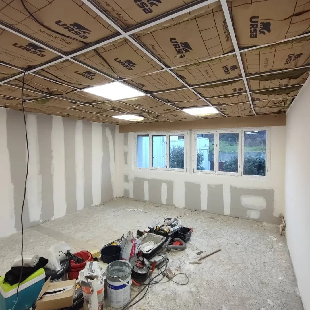 Plafond suspendu moderne avec éclairage