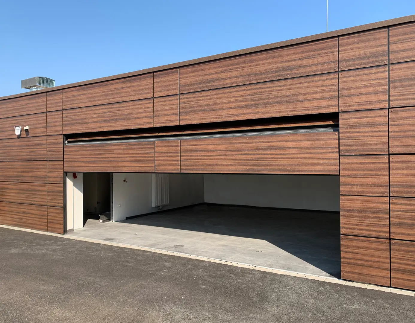 Design moderne avec porte de garage
