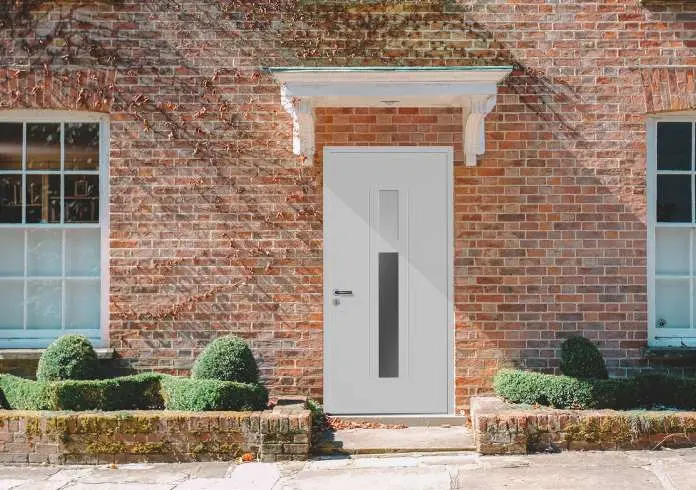 Artisan installant une porte d'entrée